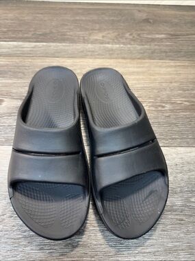 OOFOS woman’s Black  Slide Sandals Sz 8 (h186)